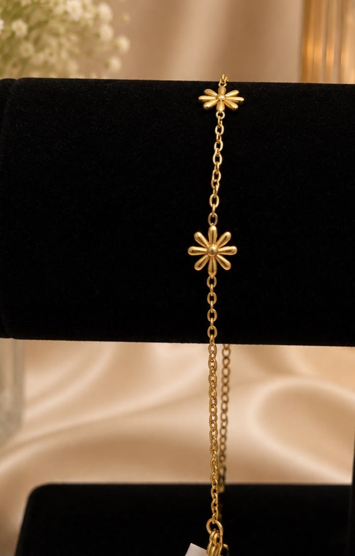 22 Gold Floral Daisy Charm Bracelet - Image 1